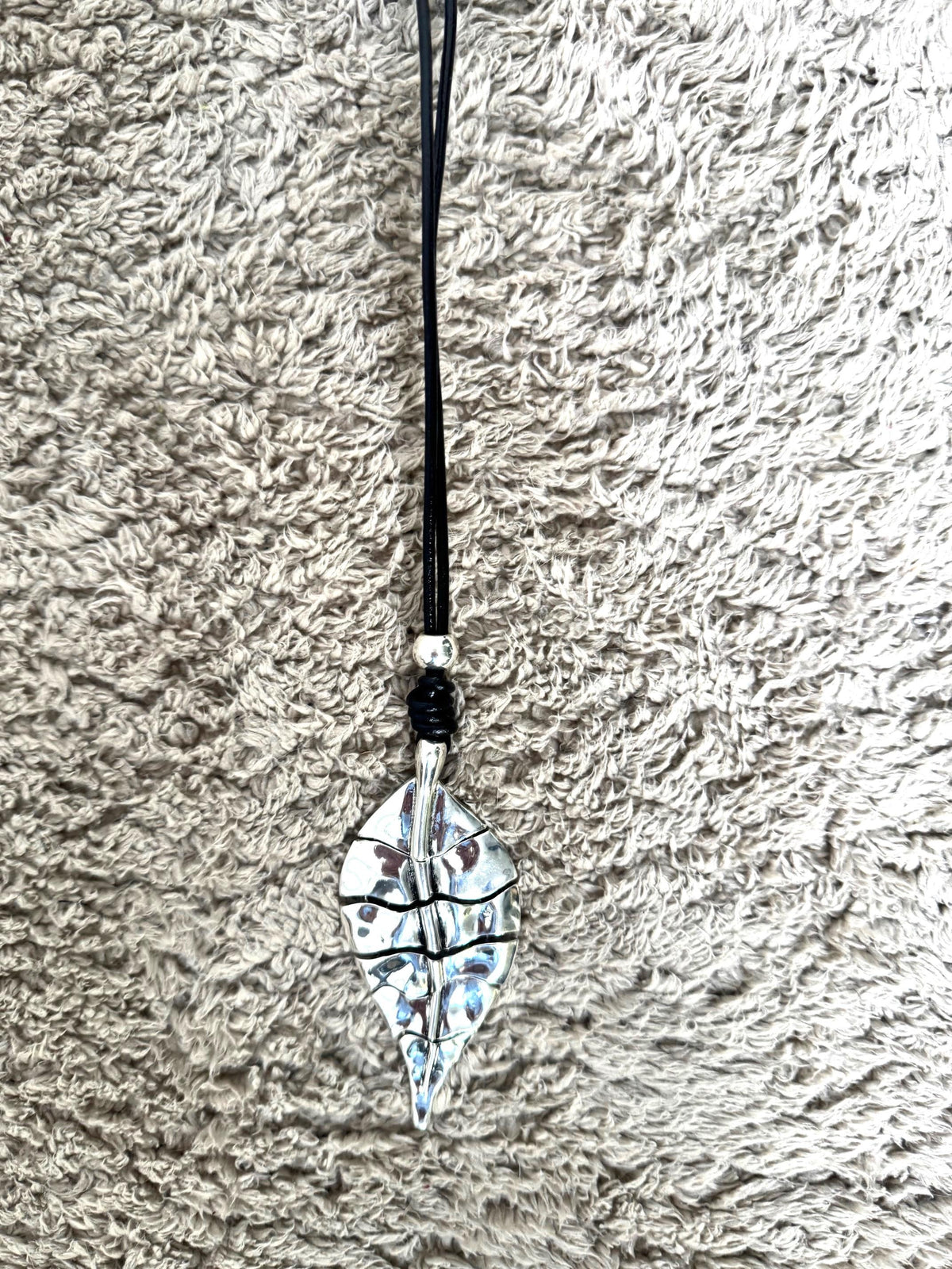 FEMALE -Collana con ciondolo foglia  natura e design in un gioiello unico FOGLIA/ ARGENTO FEMALE 