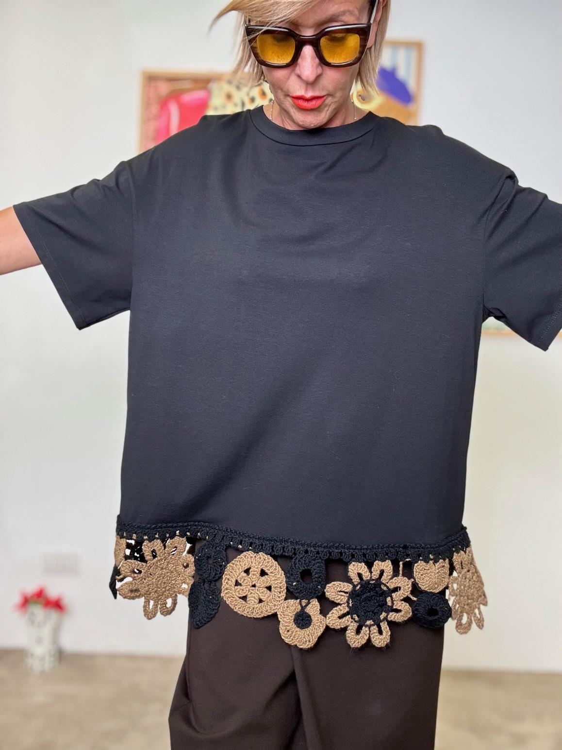 DEJA VU - T-shirt over con bordo crochet  Semplice ma con un twist handmade NERO A25DL413/ NERO DEJA VU 