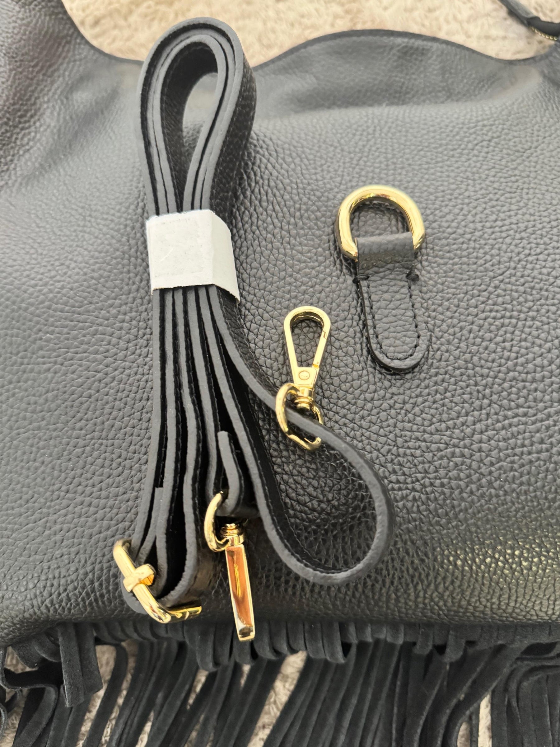 FEMALE -Borsa in pelle con frange  lo stile boho-chic che non passa inosservato MILA/ NERO FEMALE 