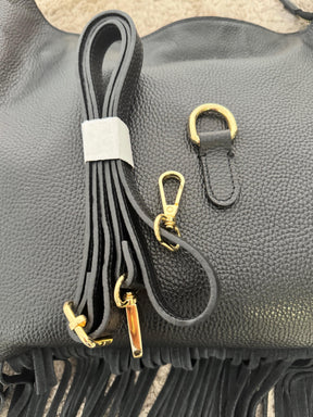 FEMALE -Borsa in pelle con frange  lo stile boho-chic che non passa inosservato MILA/ NERO FEMALE 