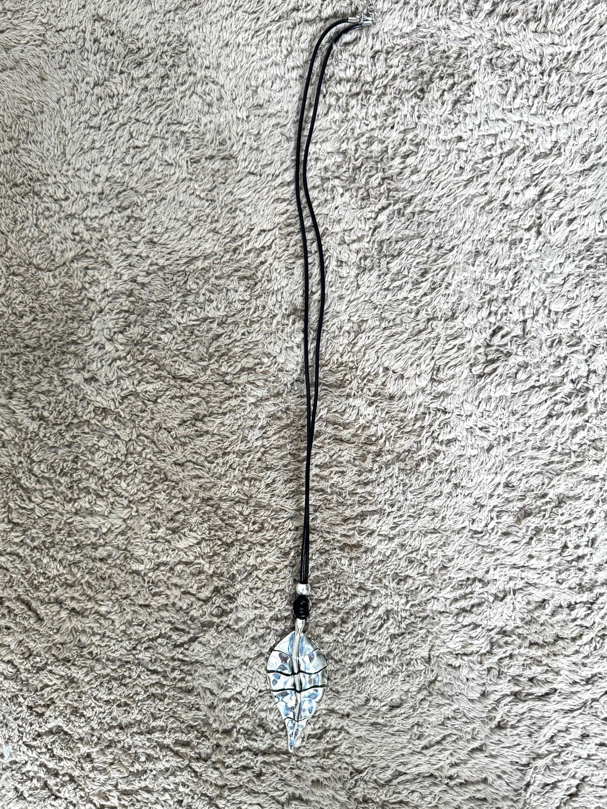 FEMALE -Collana con ciondolo foglia  natura e design in un gioiello unico FOGLIA/ ARGENTO FEMALE 