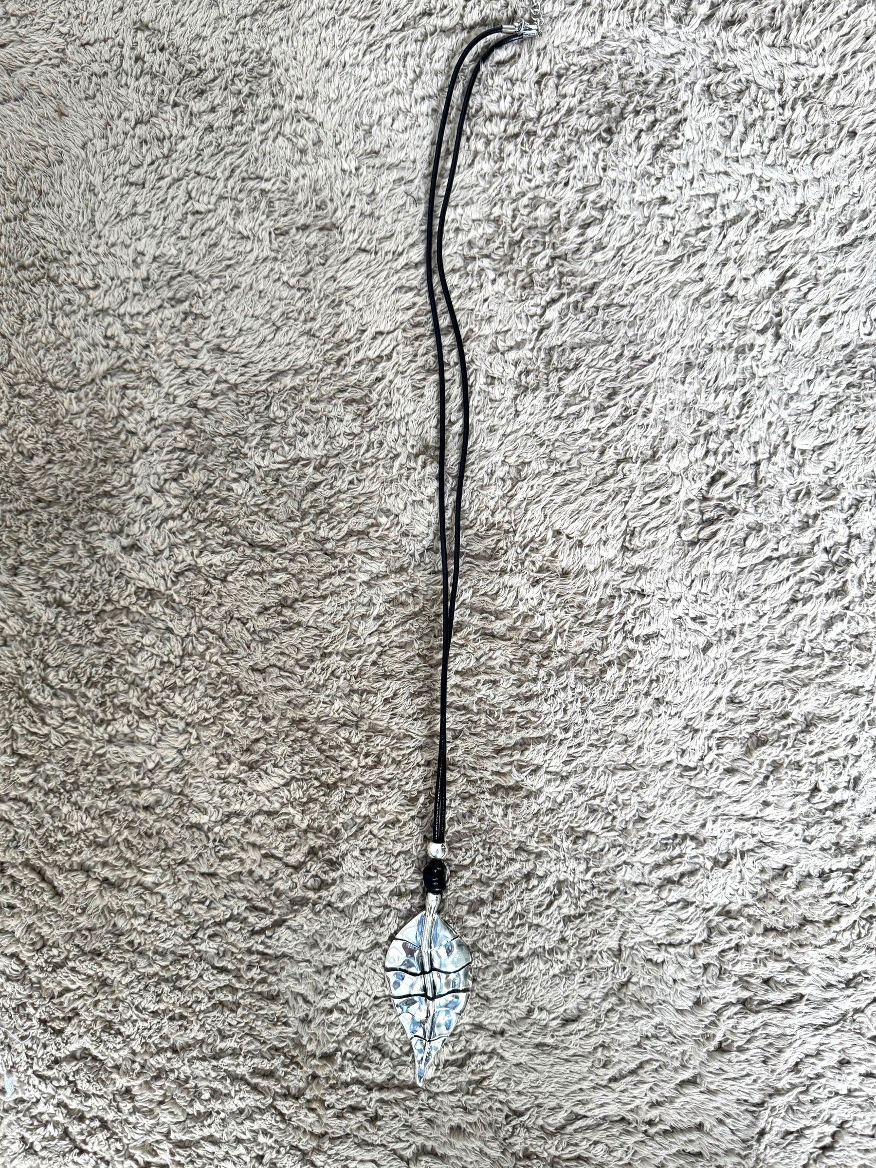 FEMALE -Collana con ciondolo foglia  natura e design in un gioiello unico FOGLIA/ ARGENTO FEMALE 