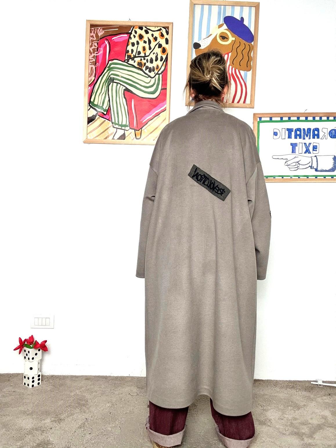 SUSY STAR - Cappotto oversize con patch: stile urban e comfort senza tempo Fango STSS3078/ FANGO SUSY STAR 