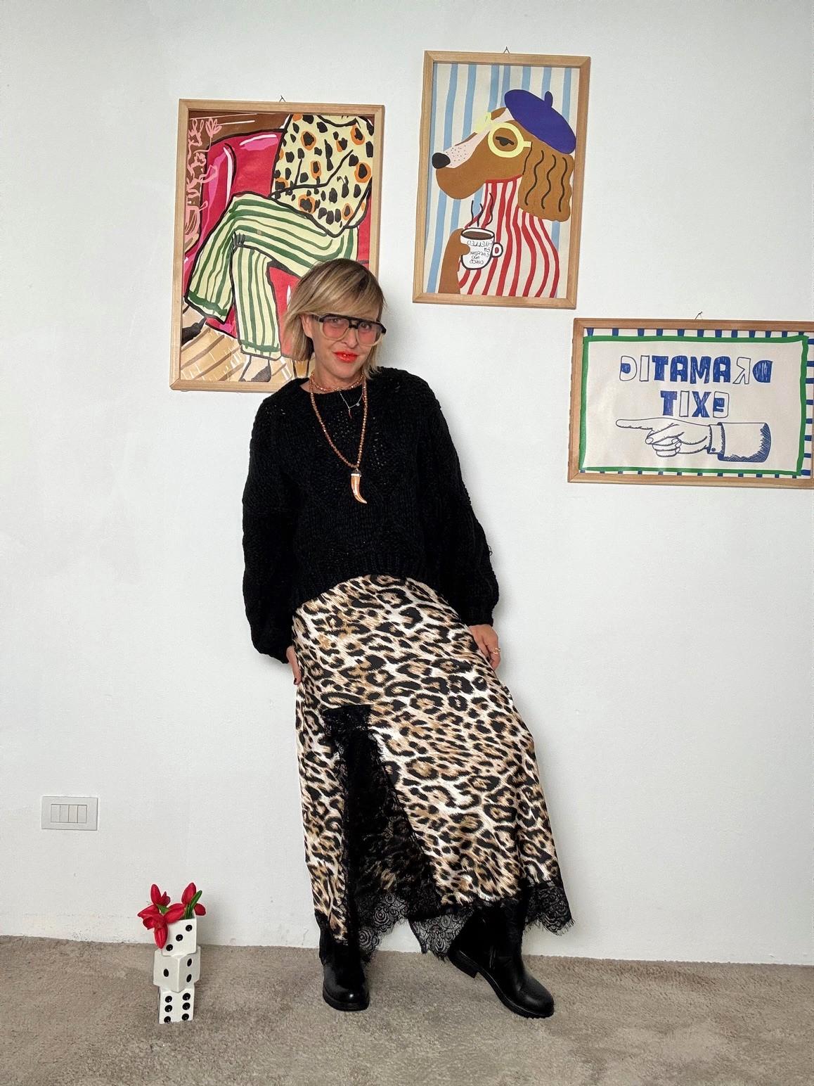 FEMALE - Maglia lavorata con retro più lungo NERA VA607/ NERO FEMALE 