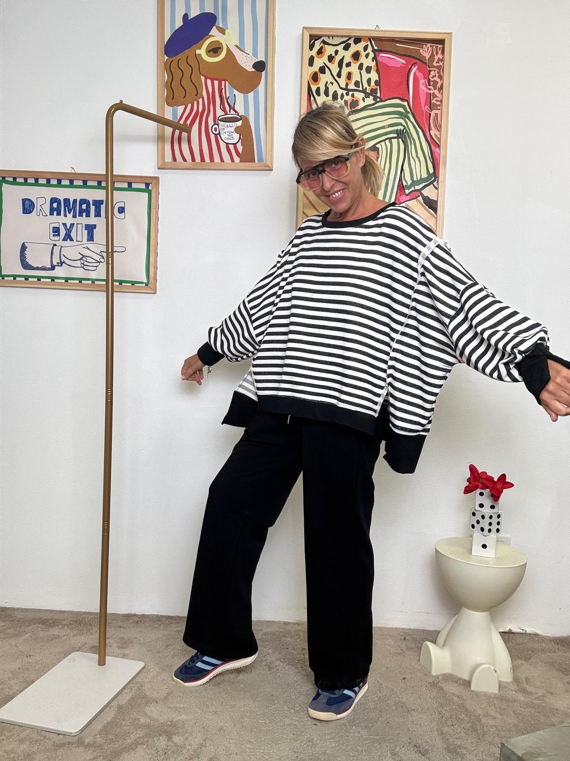 FEMALE - Felpa oversize a righe  Il mix perfetto tra coccola e stile riga nera R51229/ RIGA NERO FEMALE 