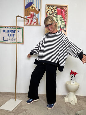 FEMALE - Felpa oversize a righe  Il mix perfetto tra coccola e stile riga nera R51229/ RIGA NERO FEMALE 