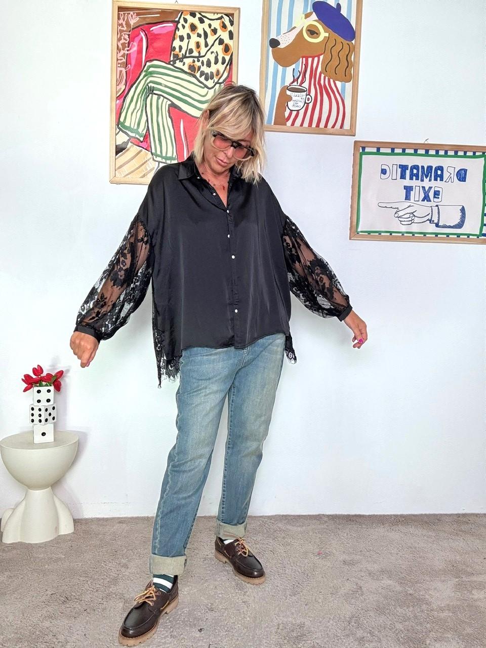 FEMALE - Camicia nera con inserti in pizzo  Eleganza romantica e moderna M76065/ NERO FEMALE 