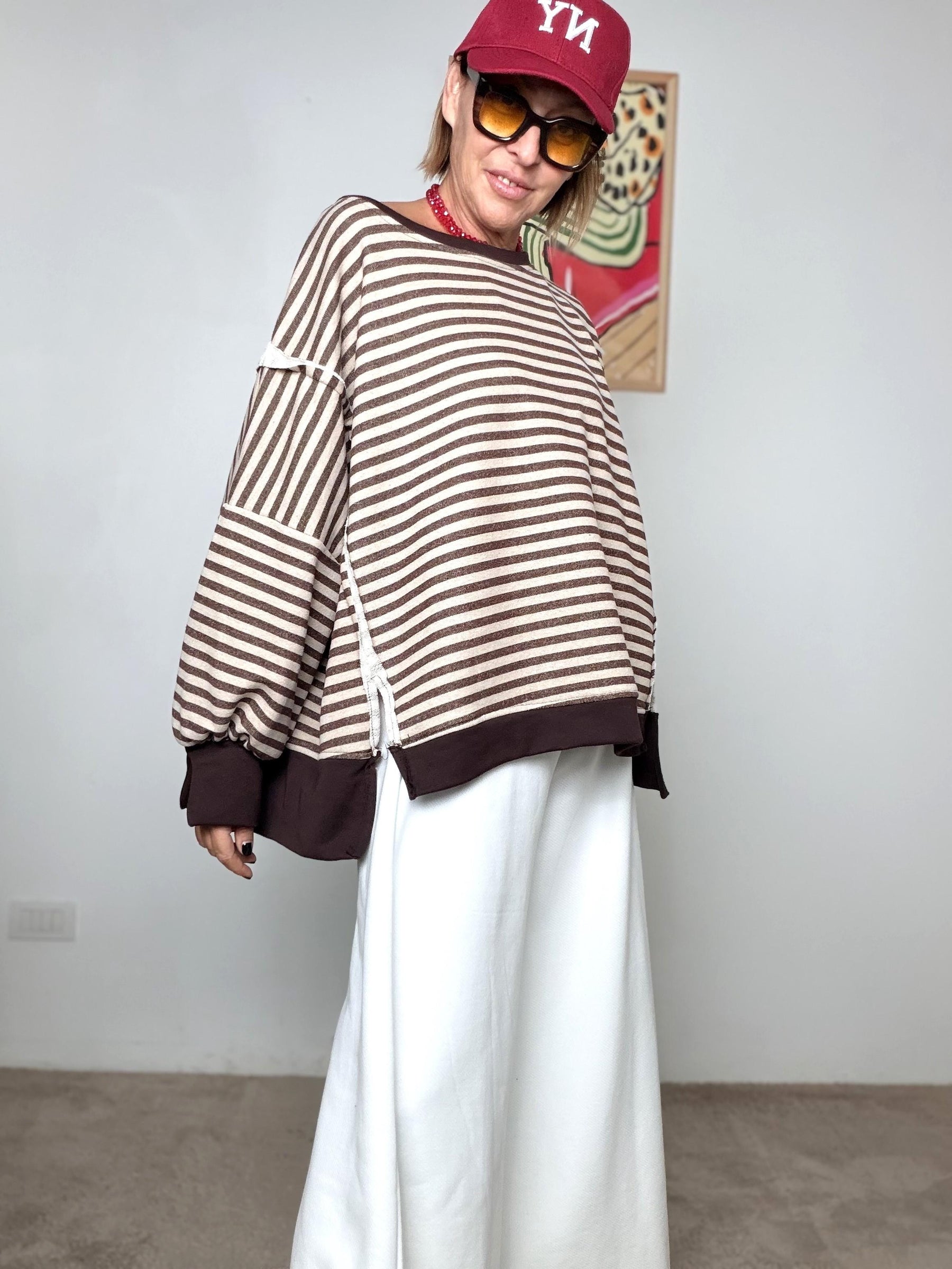 FEMALE - Felpa oversize a righe  Il mix perfetto tra coccola e stile riga marrone R51229/ RIGA MORO FEMALE 