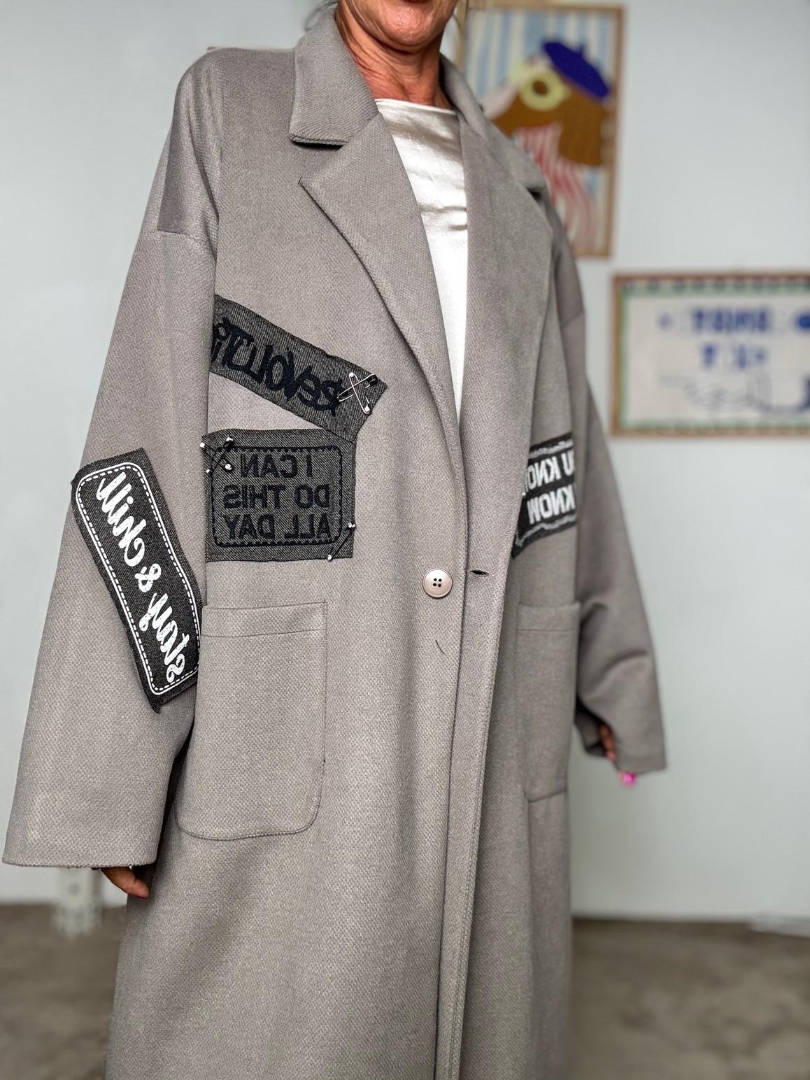 SUSY STAR - Cappotto oversize con patch: stile urban e comfort senza tempo Fango STSS3078/ FANGO SUSY STAR 