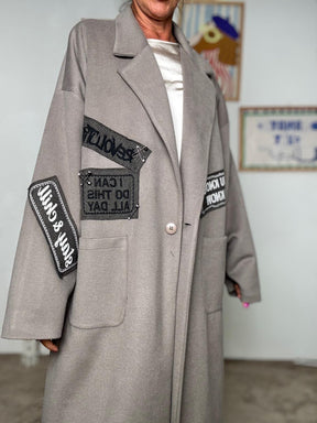 SUSY STAR - Cappotto oversize con patch: stile urban e comfort senza tempo Fango STSS3078/ FANGO SUSY STAR 