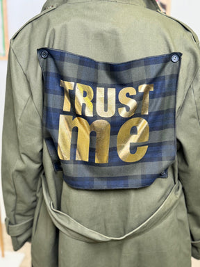 SUSY STAR - Trench Verde Militare con Patch "TRUST ME"  Statement Coat STS7262/ VERDE MILITARE SUSY STAR 