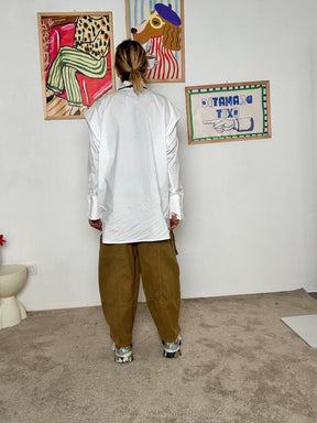 SOUVENIR - Camicia Bianca Oversize Unisex con Tasche Frontali e Maniche Extra S38M114/ BIANCO SOUVENIR 