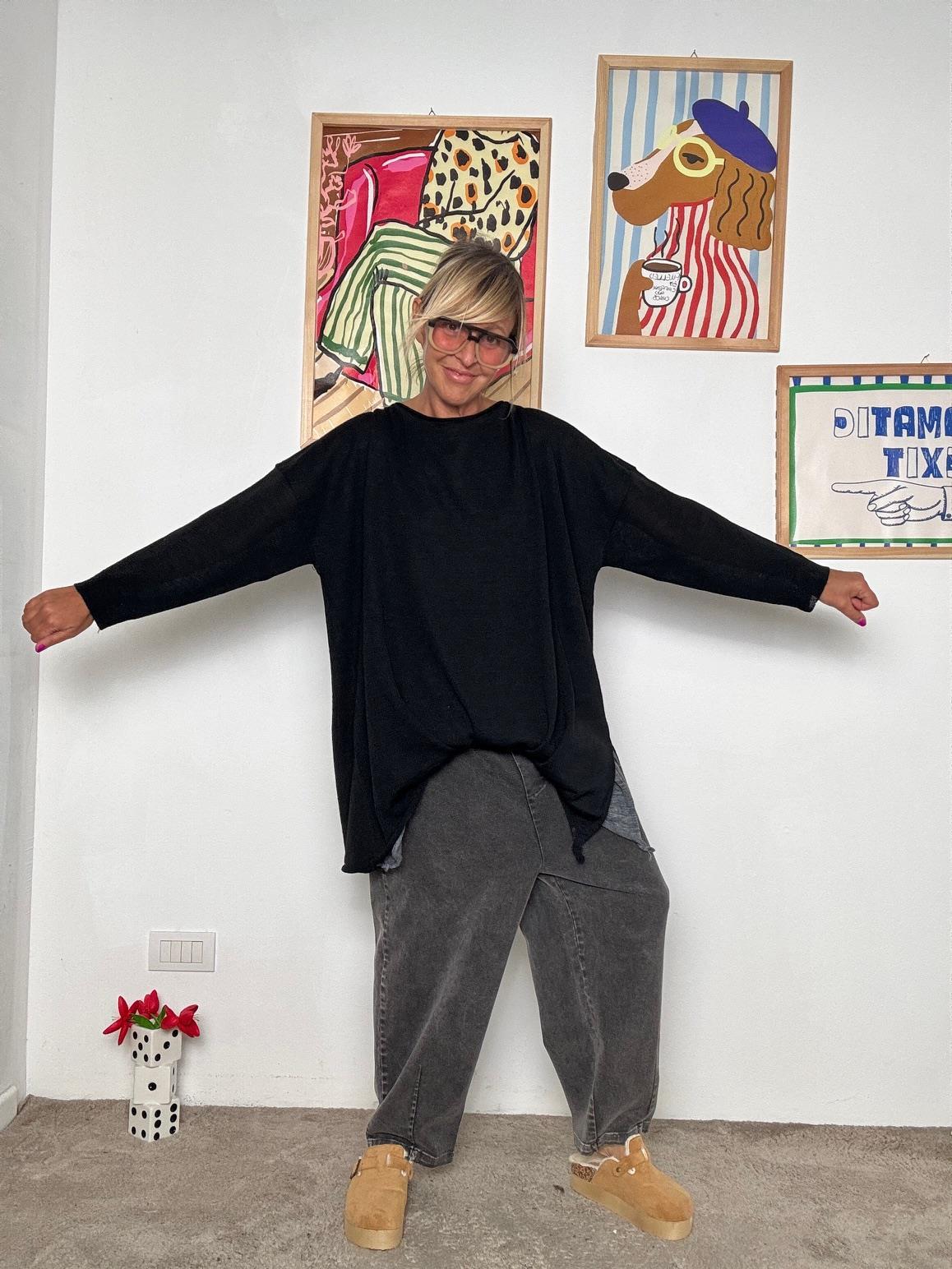 SUSY STAR - Maglia basic con dettaglio a contrasto: semplicità e stile quotidiano nero e grigio ST78422A/ NERO SUSY STAR 