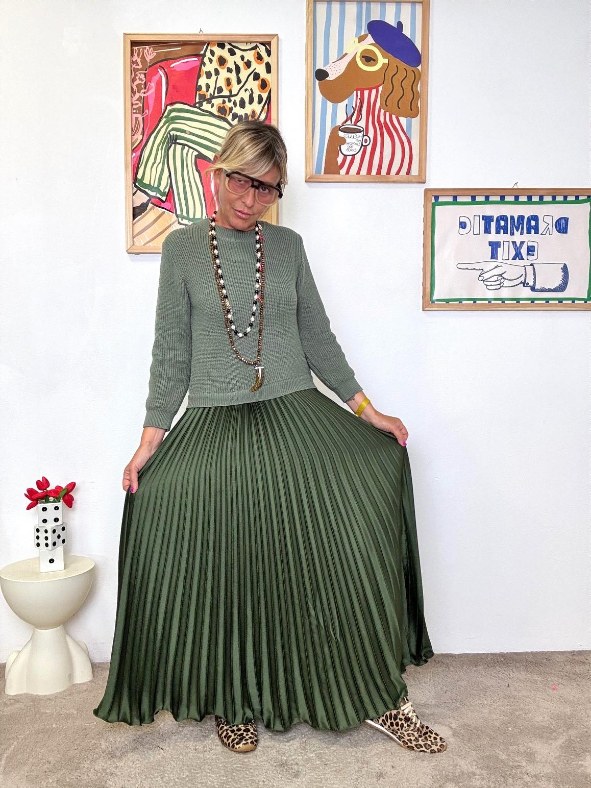 FEMALE -A bito lungo plissé: elegante, fluido e senza tempo VERDE L3M353/ VERDE SALVIA FEMALE 