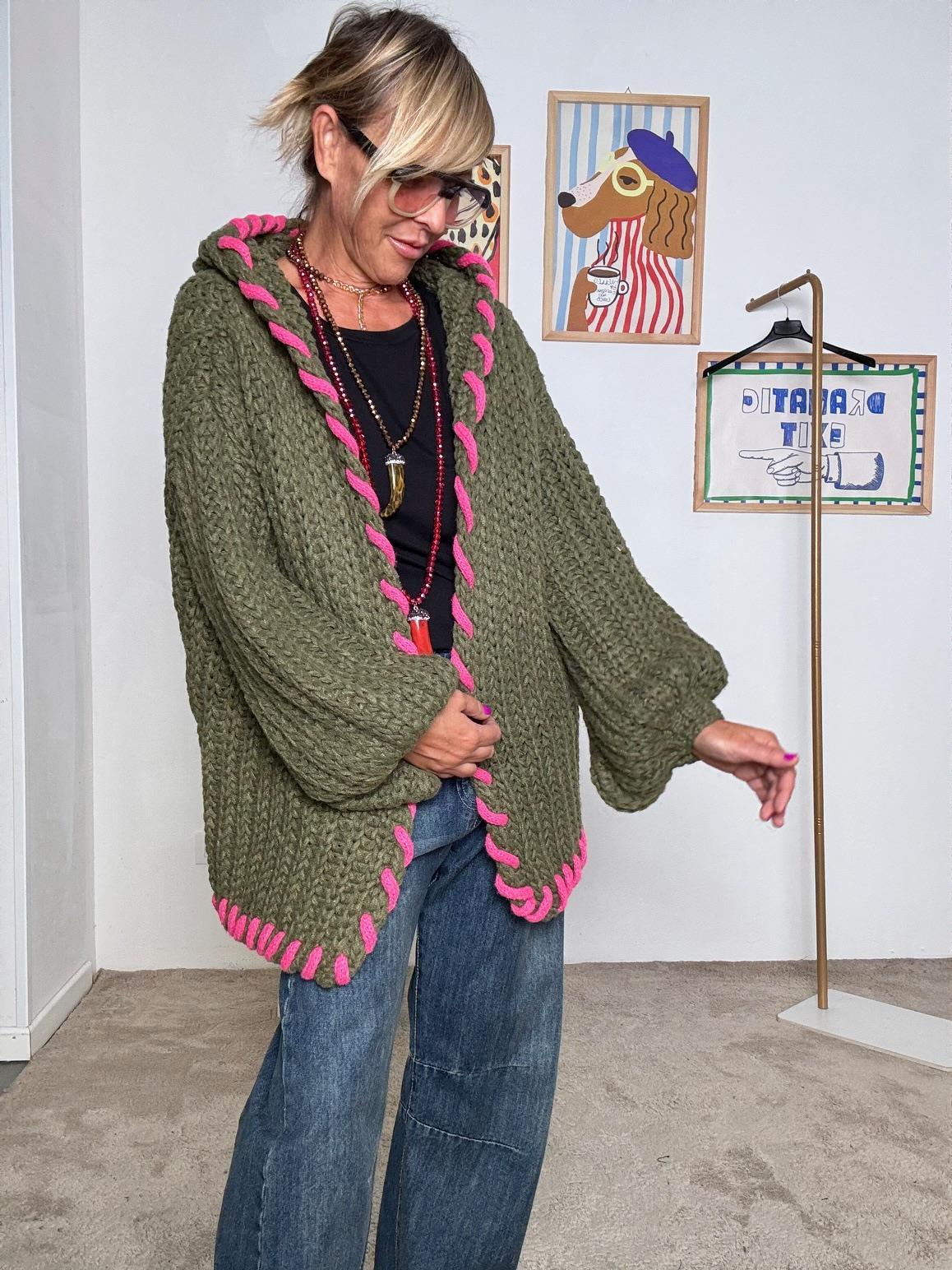 FEMALE - Cardigan oversize in filato chunky verde con dettagli fluo VA601/ OLIVA FEMALE 