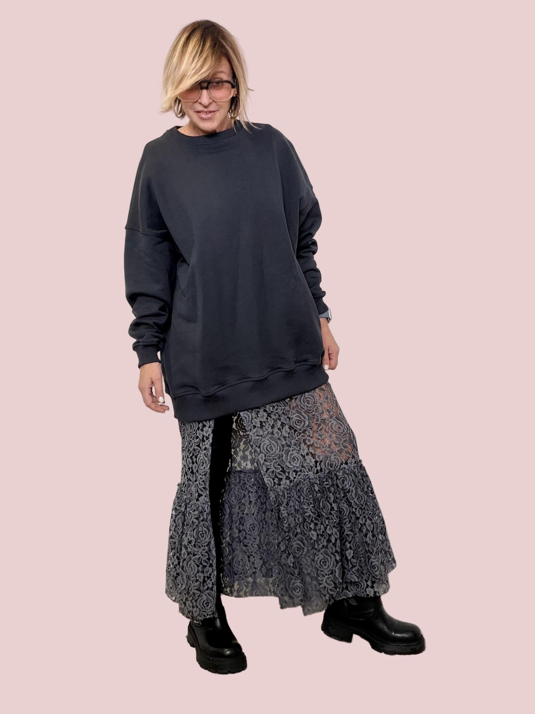 PHILIA LOFT - FELPA OVER + ABITO IN PIZZO  SPORTY IN SUPERFICIE, ROMANTICO SOTTO D01E0749/ PIOMBO PHILIA LOFT 