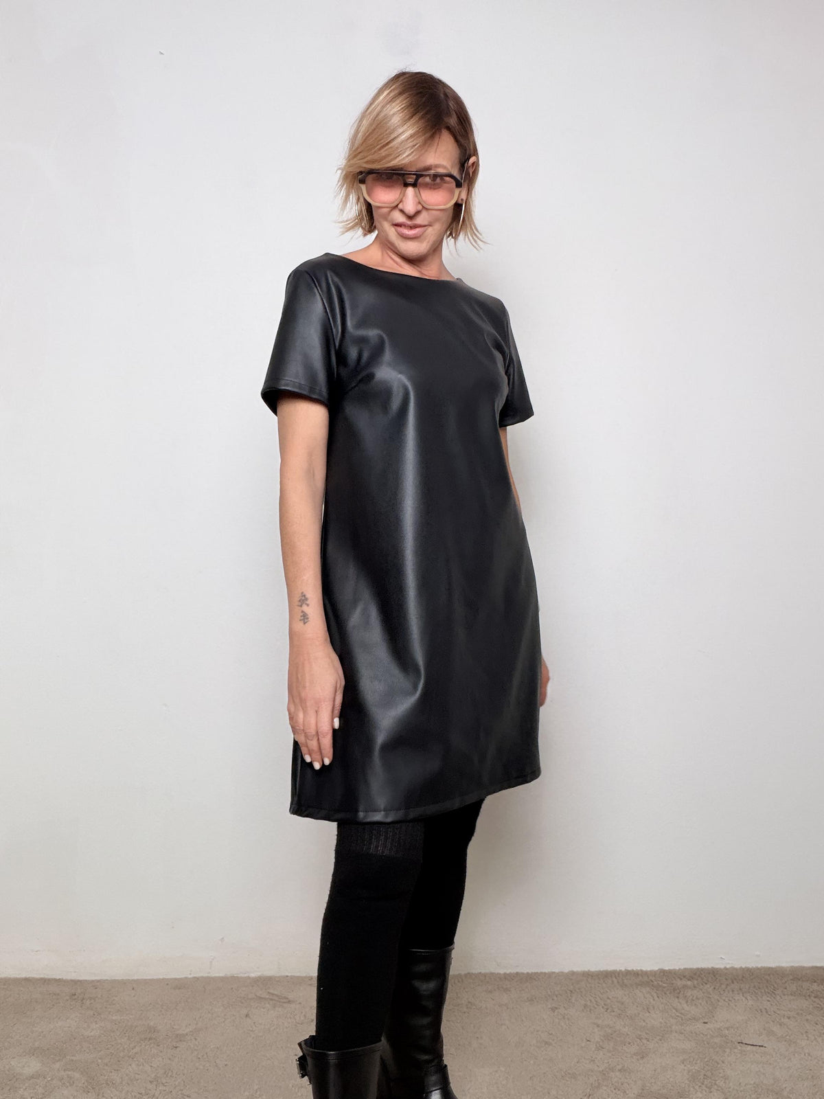 FEMALE - ABITO IN ECOPELLICIA LISCIA CON FIOCCO POSTERIORE  MINIMAL DI GIORNO, CHIC DI SERA 39202SYP/ NERO FEMALE 