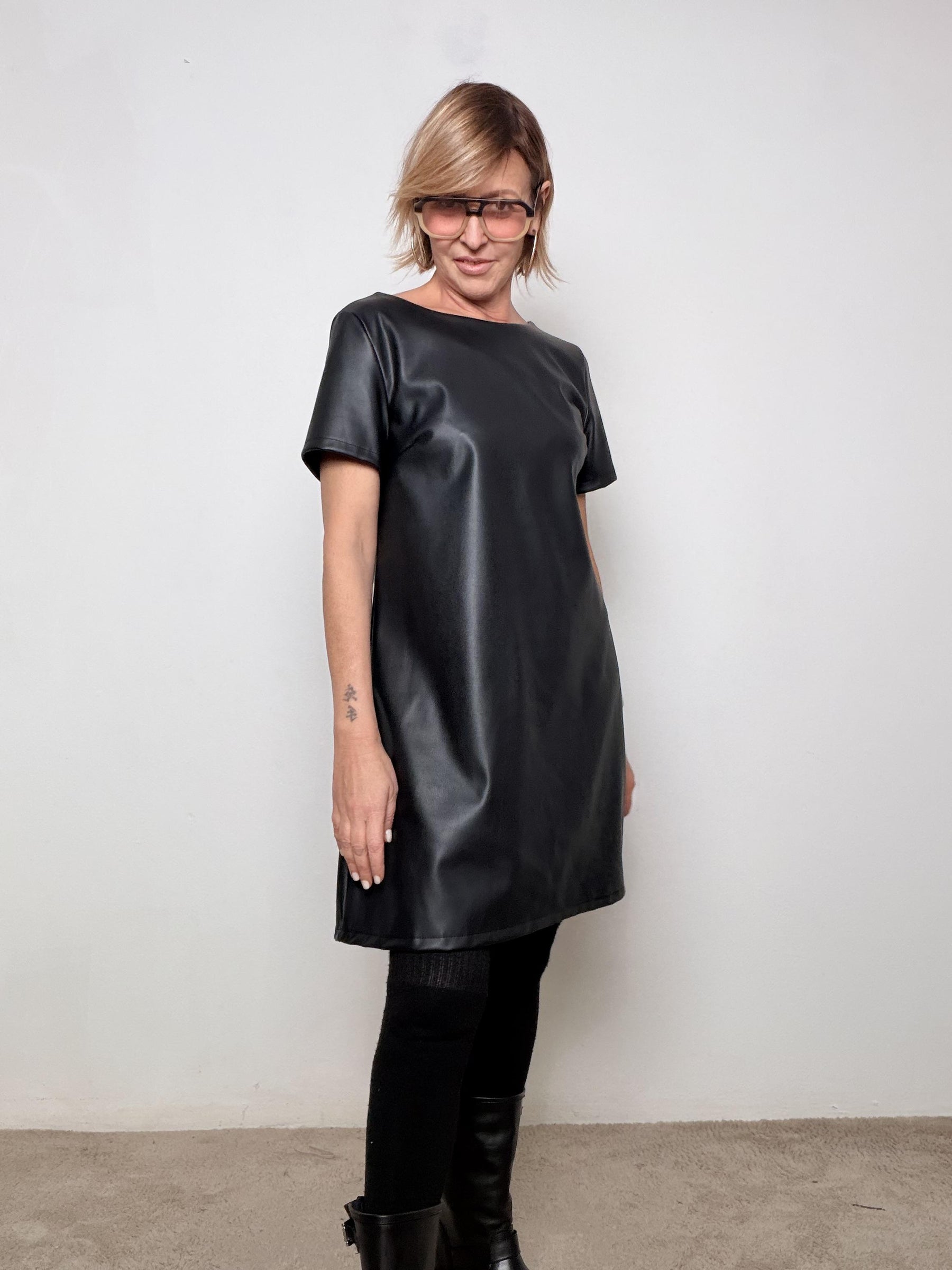 FEMALE - ABITO IN ECOPELLICIA LISCIA CON FIOCCO POSTERIORE  MINIMAL DI GIORNO, CHIC DI SERA 39202SYP/ NERO FEMALE 