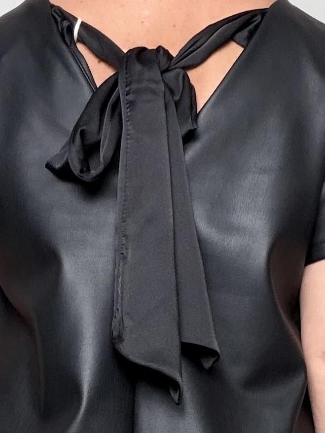 FEMALE - ABITO IN ECOPELLICIA LISCIA CON FIOCCO POSTERIORE  MINIMAL DI GIORNO, CHIC DI SERA 39202SYP/ NERO FEMALE 