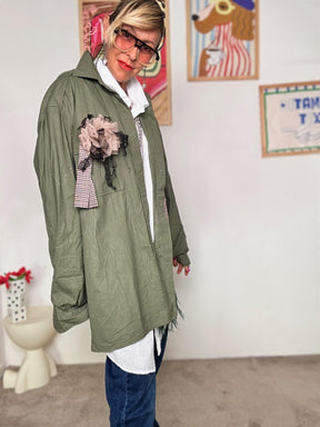 SUSY STAR - Giacca vintage verde militare con patch e dettagli unici  stile urban creativo STS7284/ VERDE SUSY STAR 