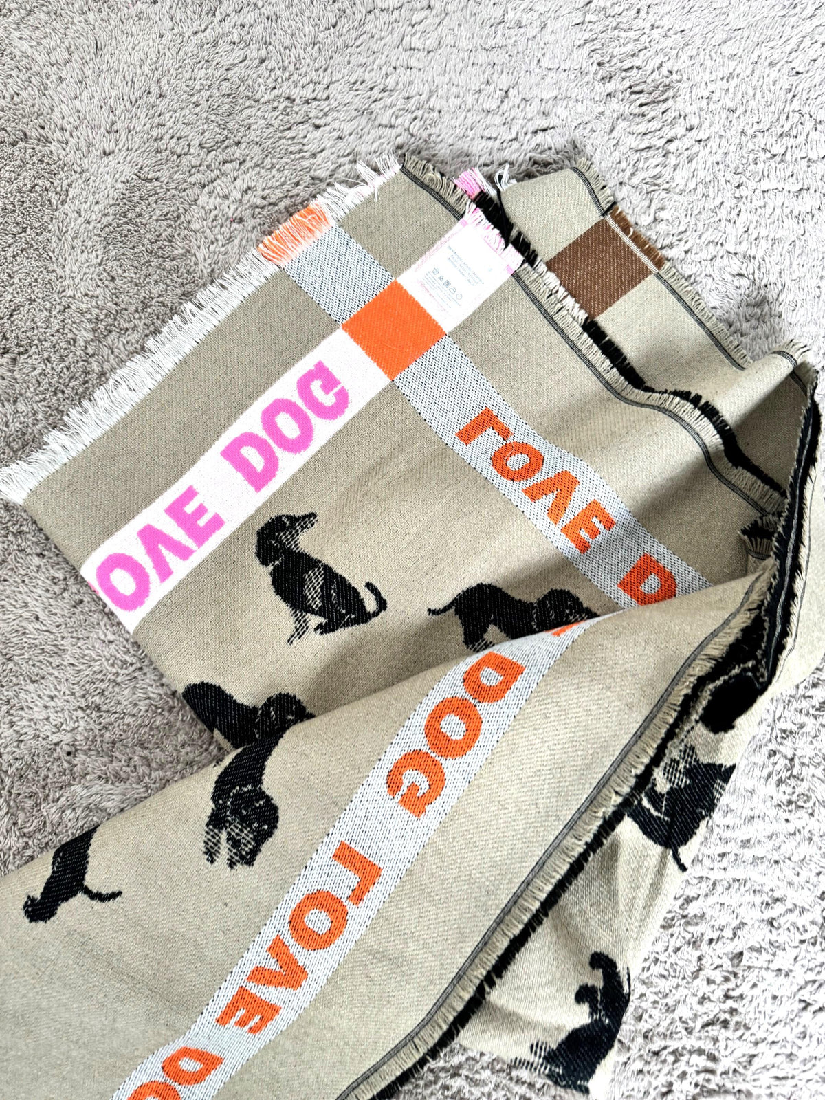 SUSY MIX- Stola con fantasia cagnolini  Calore e ironia da portare sulle spalle SP1208/ FANTASIA SUSY MIX 