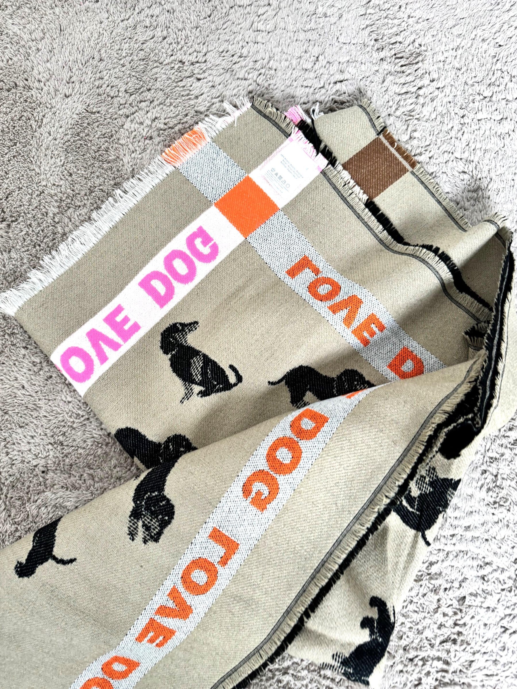 SUSY MIX- Stola con fantasia cagnolini  Calore e ironia da portare sulle spalle SP1208/ FANTASIA SUSY MIX 