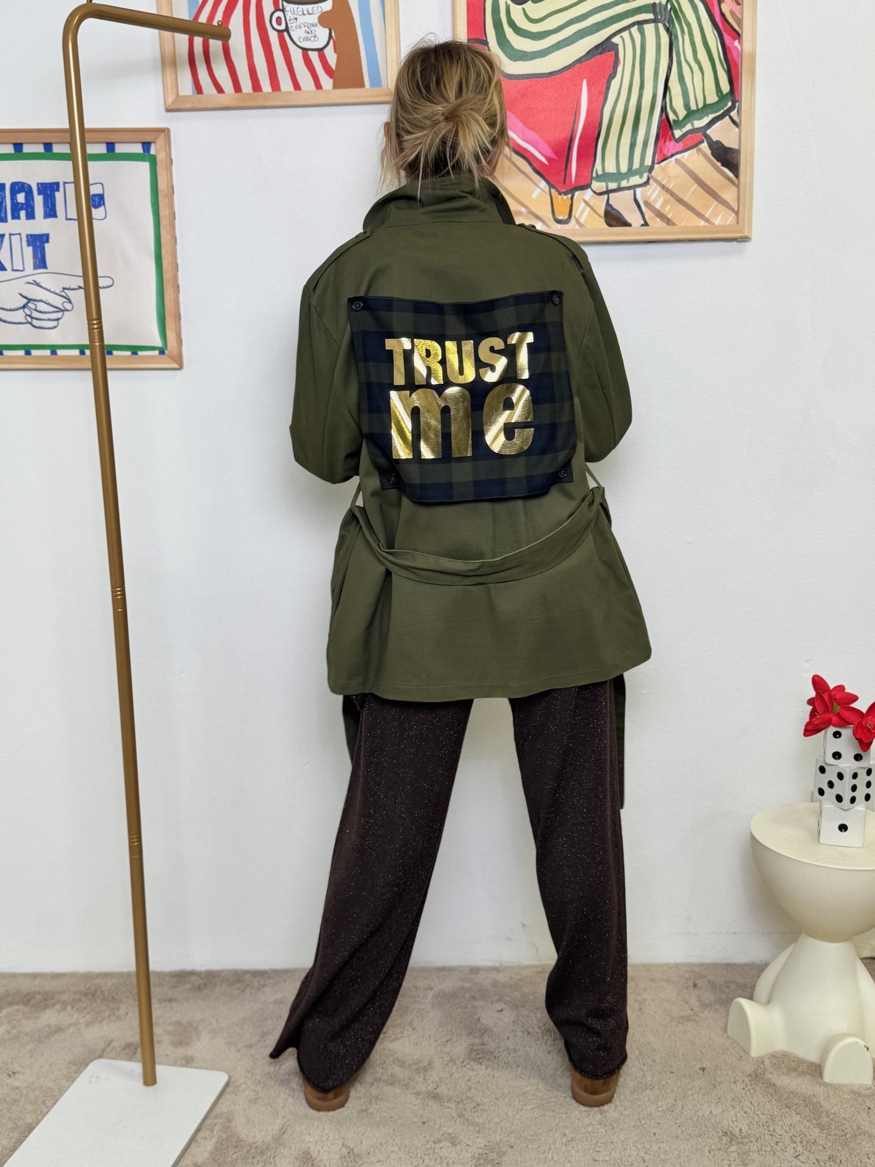 SUSY STAR - Trench Verde Militare con Patch "TRUST ME"  Statement Coat STS7262/ VERDE MILITARE SUSY STAR 