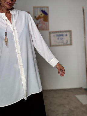 DEJA VU - Camicia lunga bianca oversize  eleganza minimal e comfort assoluto A25FL103/ BURRO DEJA VU 