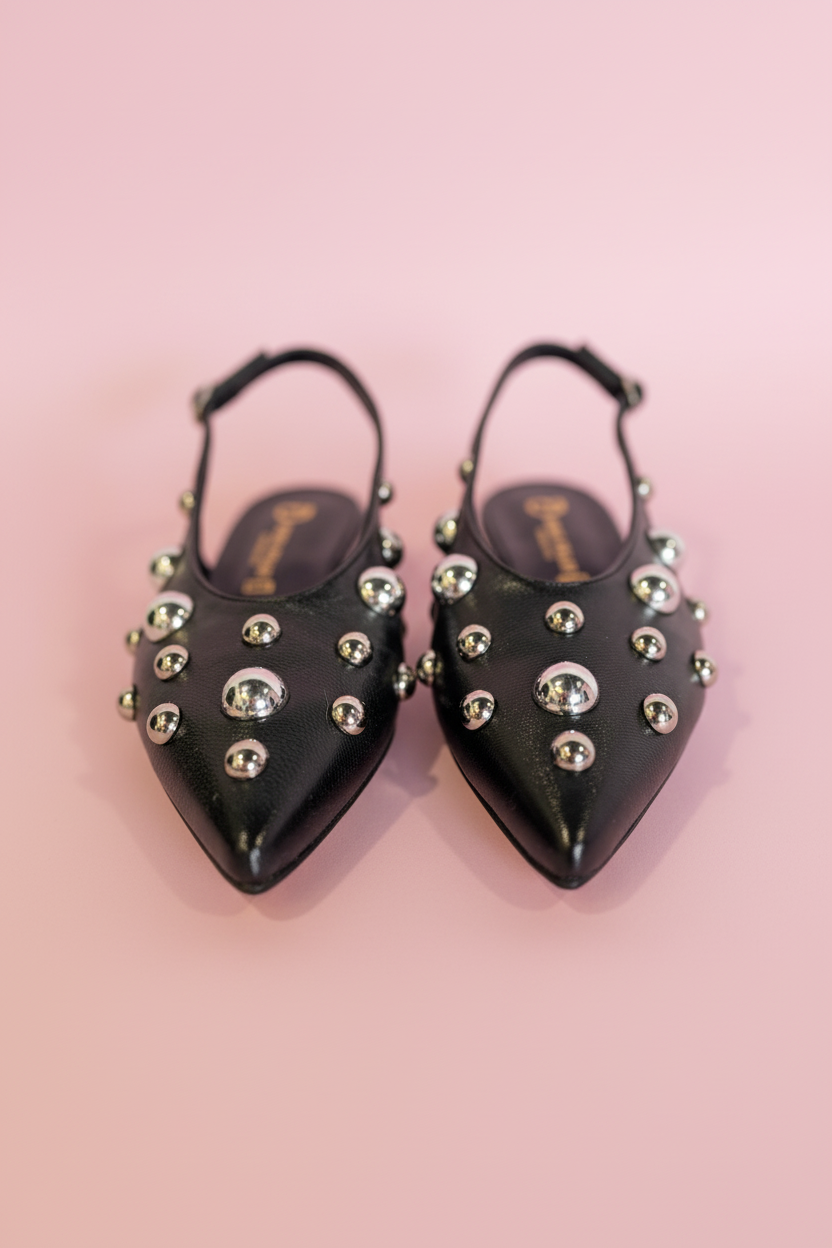 Sabot pelle nera borchie argentate sfondo rosa - foto 2