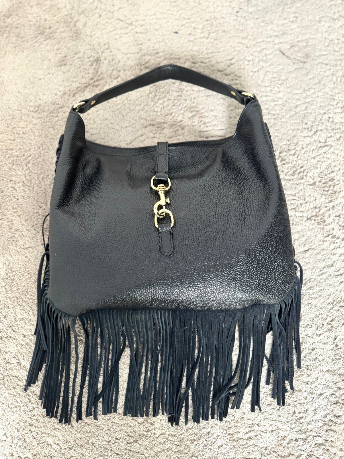 FEMALE -Borsa in pelle con frange  lo stile boho-chic che non passa inosservato MILA/ NERO FEMALE 