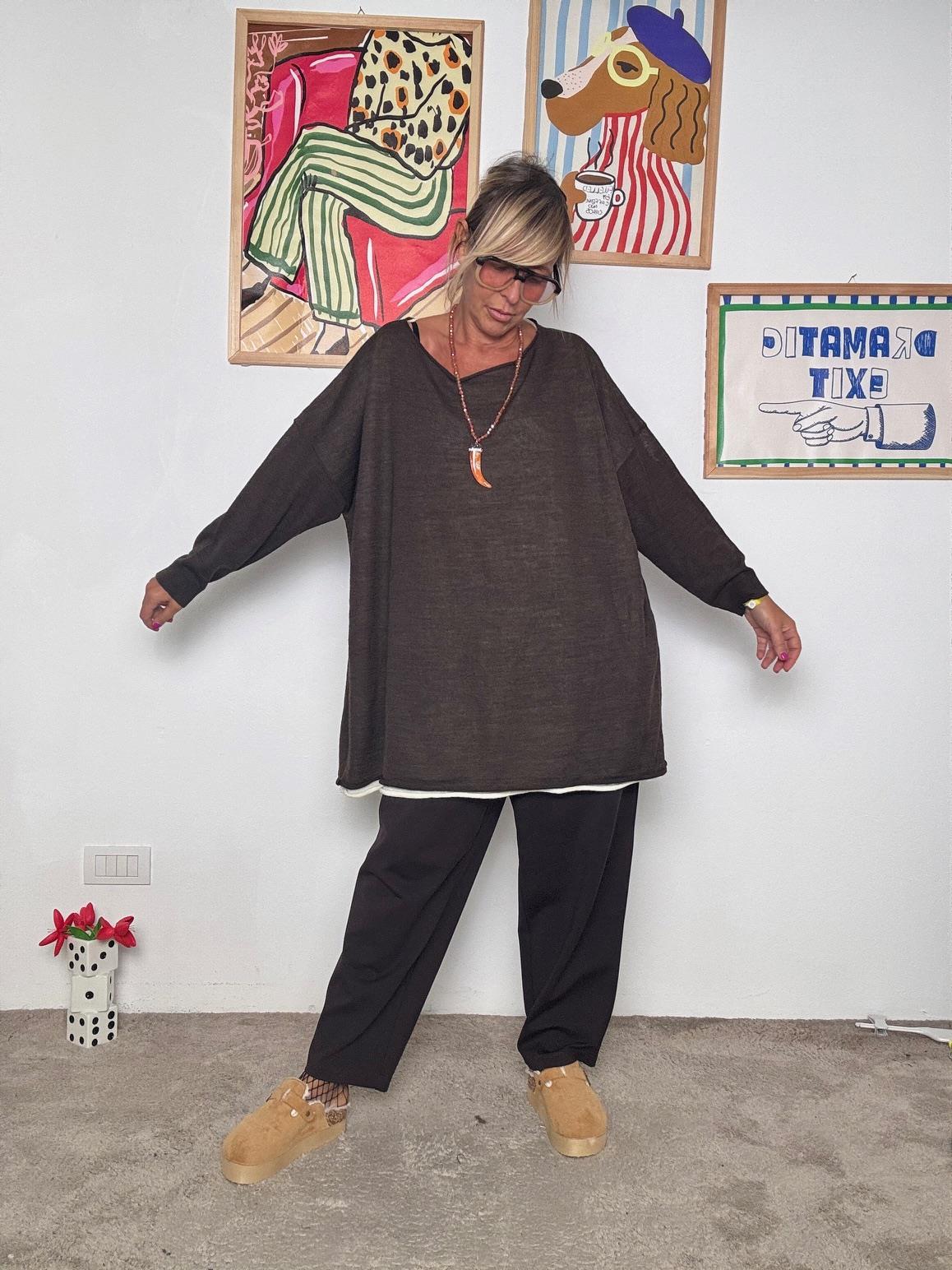 SUSY STAR - Maglia basic con dettaglio a contrasto: semplicità e stile quotidiano moro e bianco ST78422A/ MORO SUSY STAR 