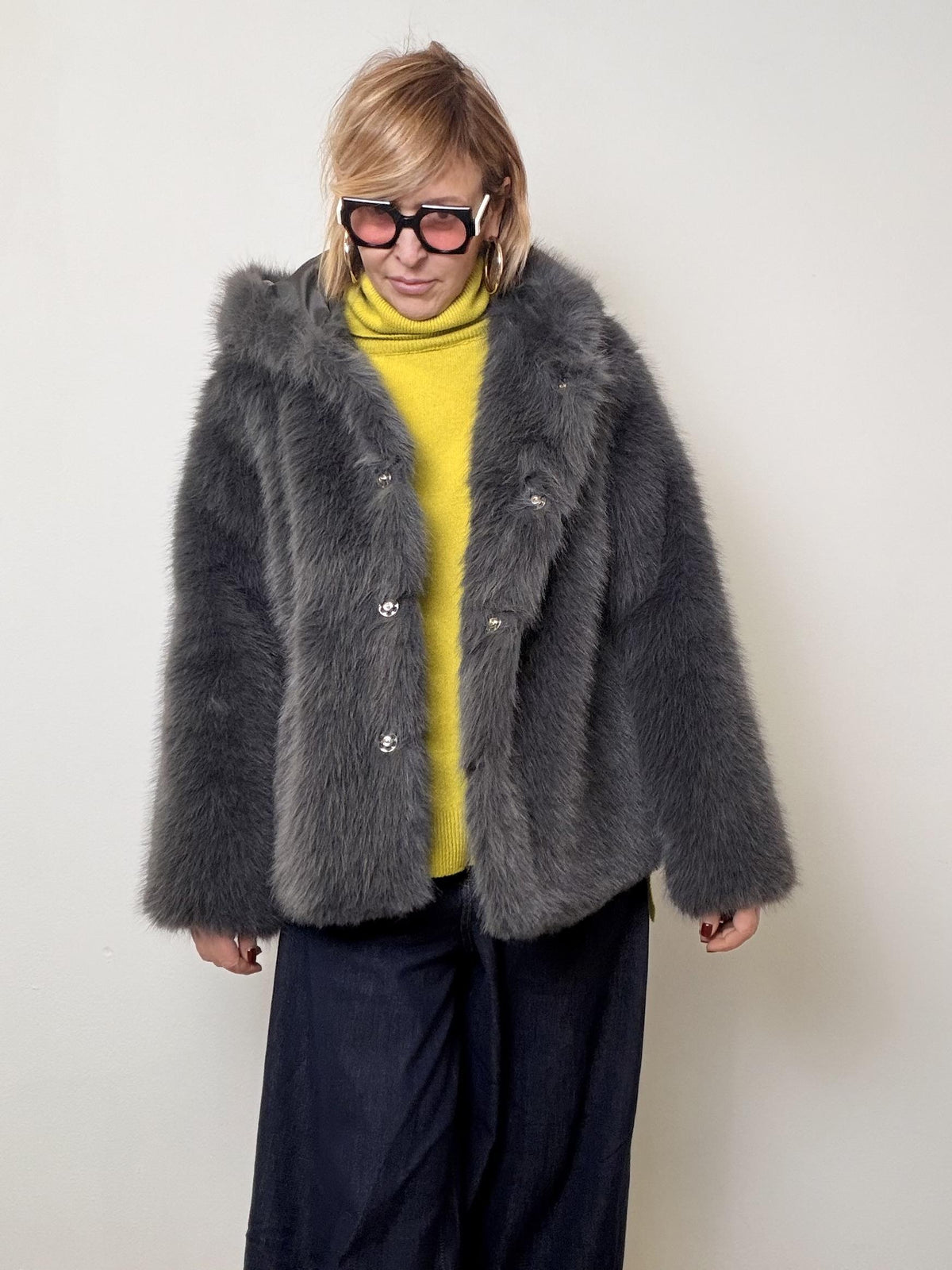 Pelliccia over ecologica dal carattere deciso A25LU605/ GRIGIO DEJA VU 