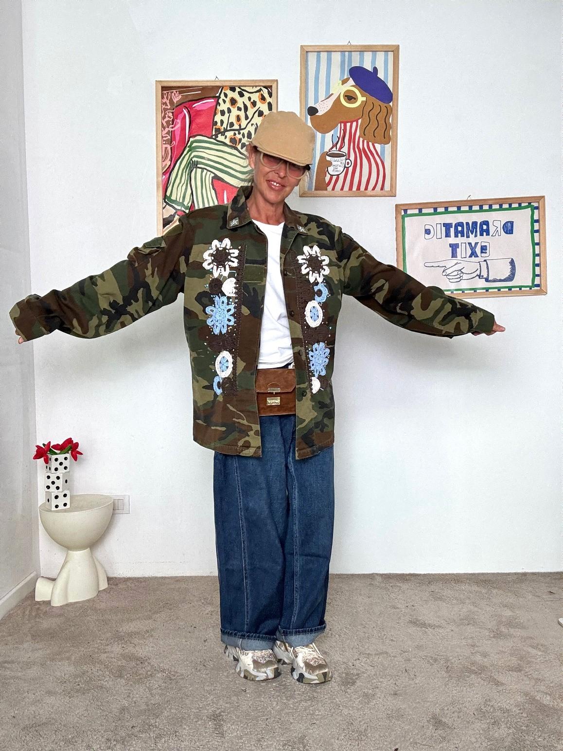 SUSY MIX - Giacca Camouflage Unisex con Ricami Floreali a Contrasto JSUSY64/ VERDE SUSY MIX 