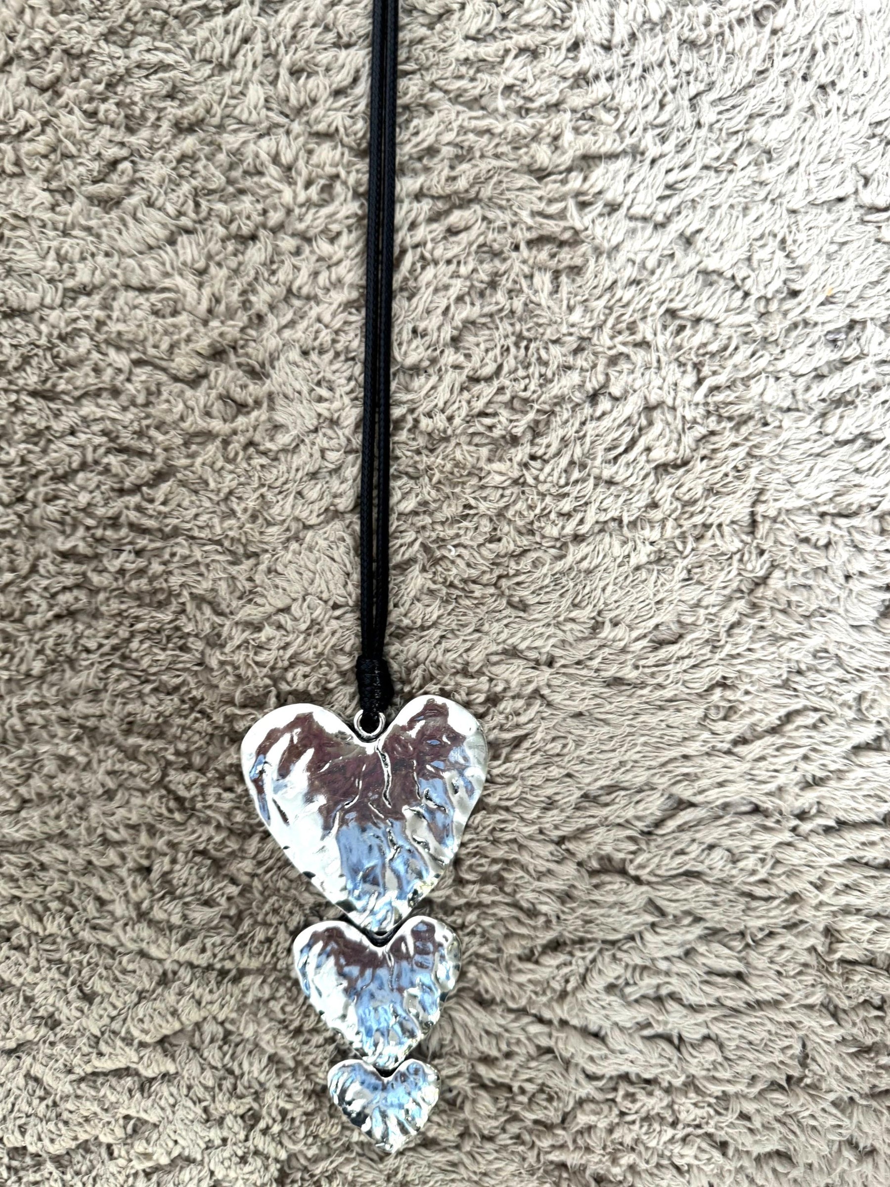 FEMALE -Collana con tre cuori martellati  simbolo damore e stile unico CUORE/ ARGENTO FEMALE 