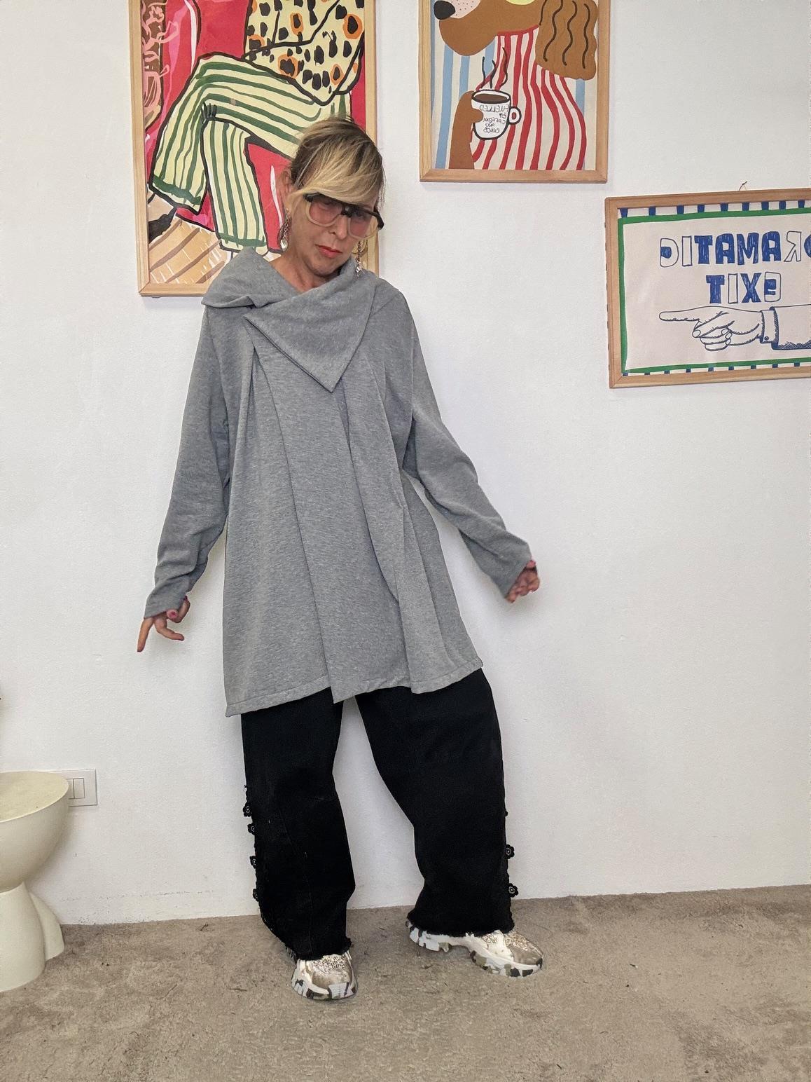 DEJA VU - Giacca felpa oversize grigia con collo ampio  stile comfy chic A25RH603/ GRIGIO DEJA VU 