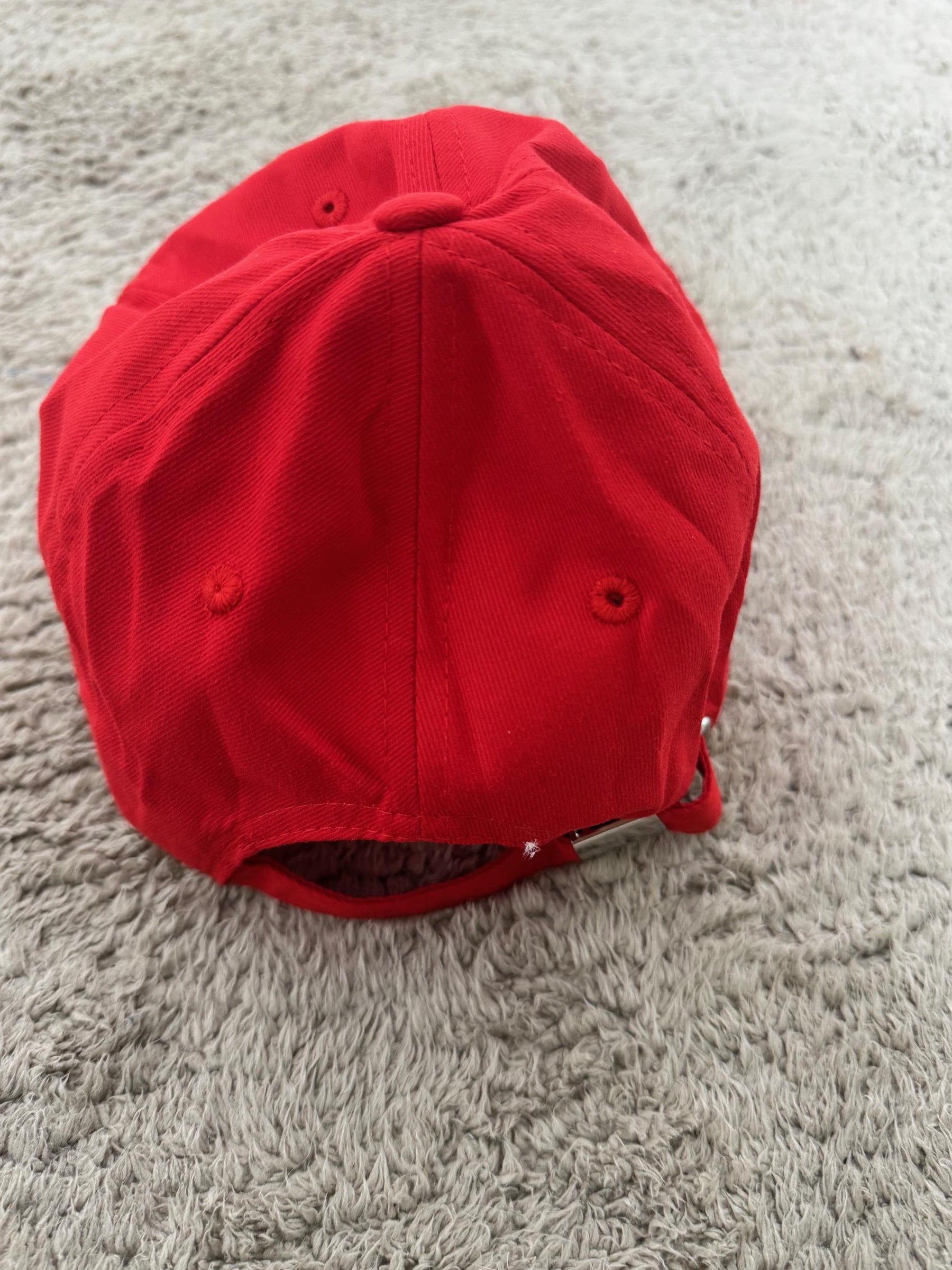 FEMALE - Cappellino rosso con ricamo NY  sportivo e super trendy NEW YORK/ ROSSO FEMALE 