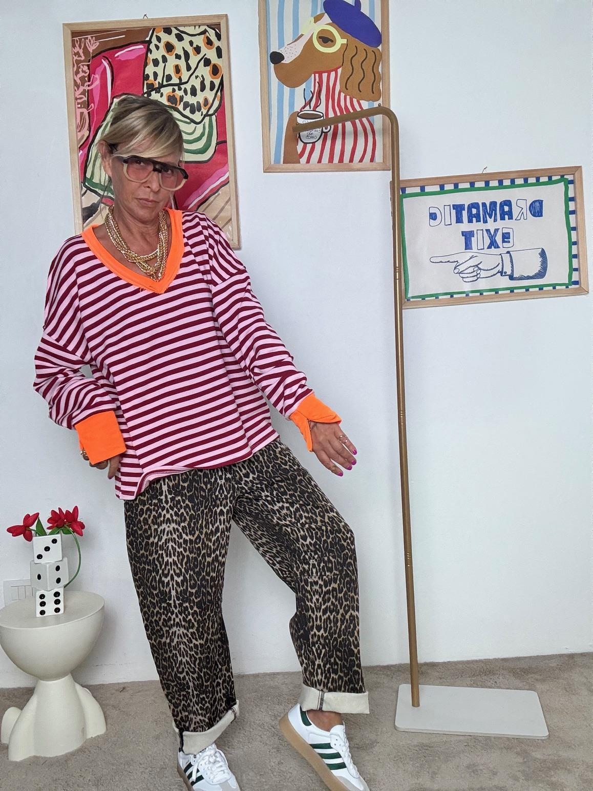 FEMALE - Felpa oversize a righe rosa e marroni  con dettagli arancio fluo R51305/ RIGA M-ROSA FEMALE 