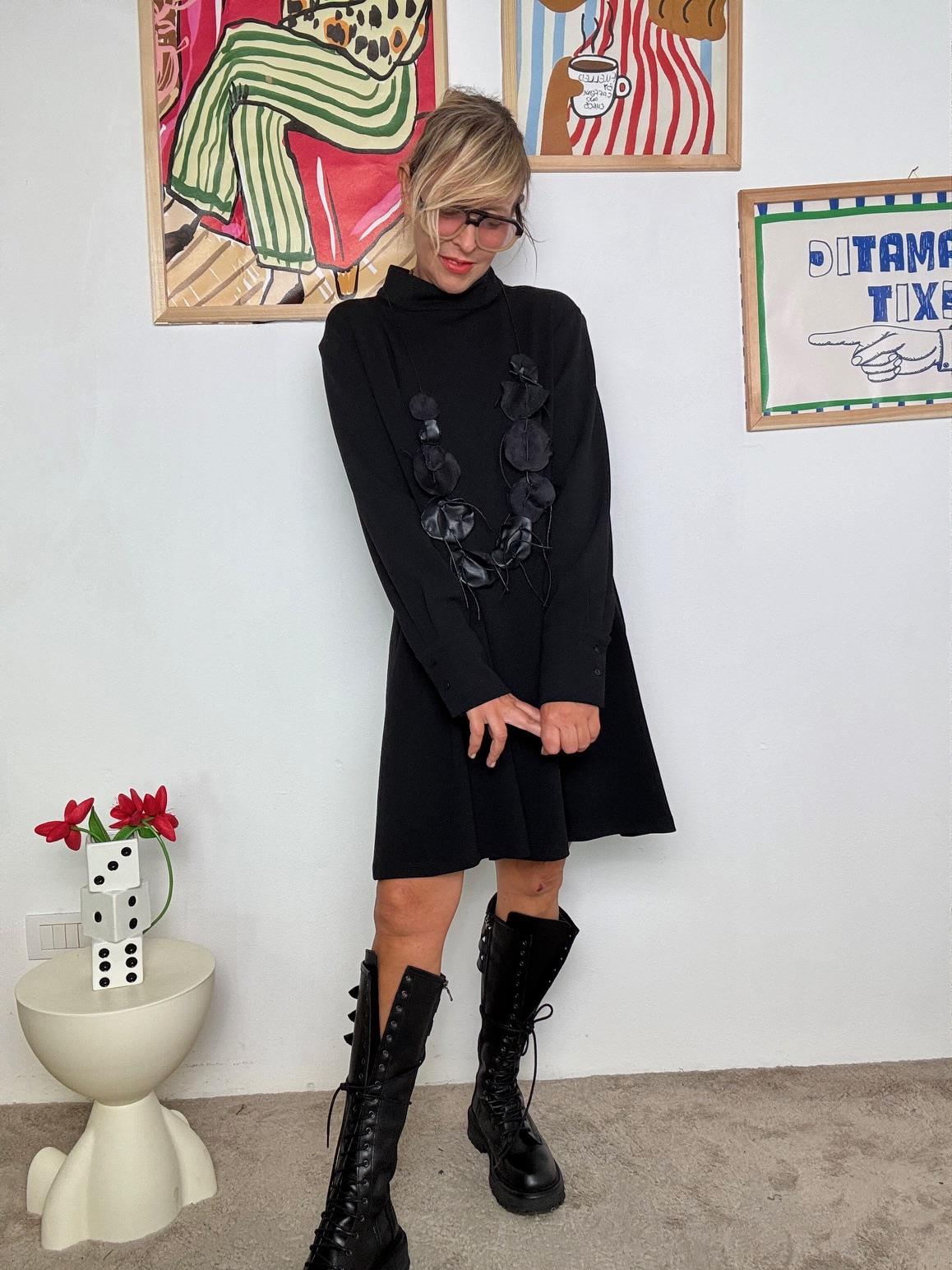 SOUVENIR -Abito nero con collana  Eleganza minimal, comodità massima S38M118/ NERO SOUVENIR 