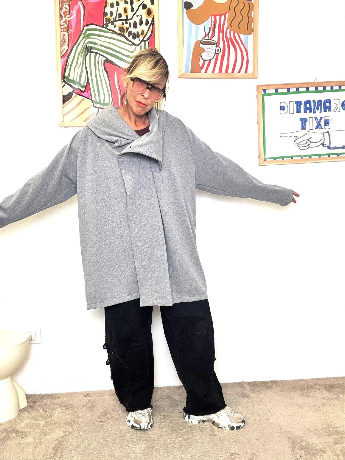 DEJA VU - Giacca felpa oversize grigia con collo ampio  stile comfy chic A25RH603/ GRIGIO DEJA VU 