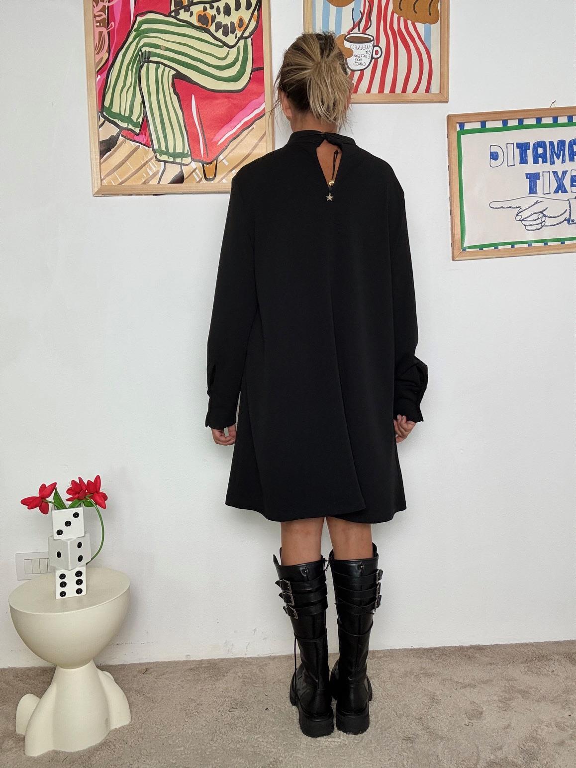 SOUVENIR -Abito nero con collana  Eleganza minimal, comodità massima S38M118/ NERO SOUVENIR 