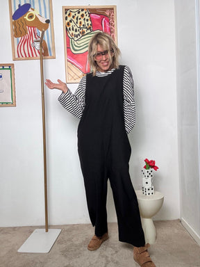 SUSY STAR - Tuta Ampia con Bretelle  Libertà, Comodità e Stile in un Solo Gesto NERO ST88081FIO/ NERO SUSY STAR 