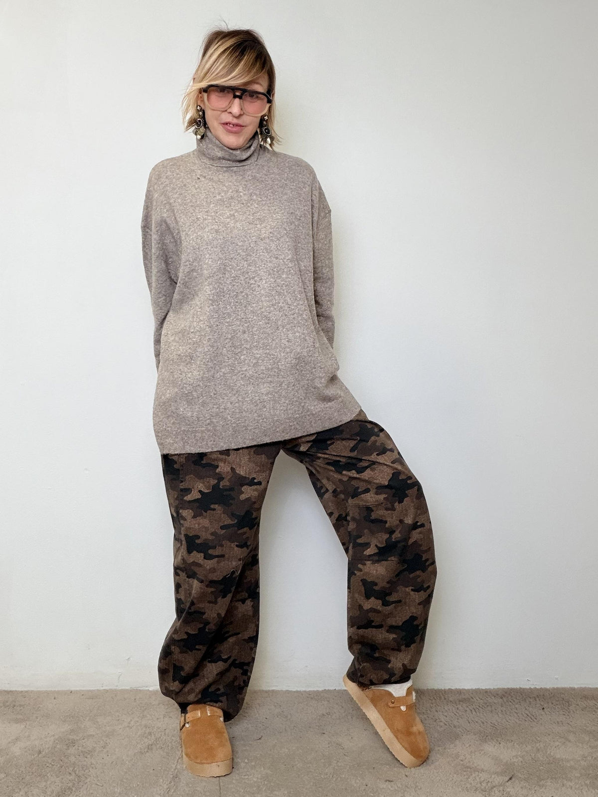 MAGLIA OVERSIZE BLACK COCOON  Minimal ma con carattere STK389/ FANGO SUSY STAR 