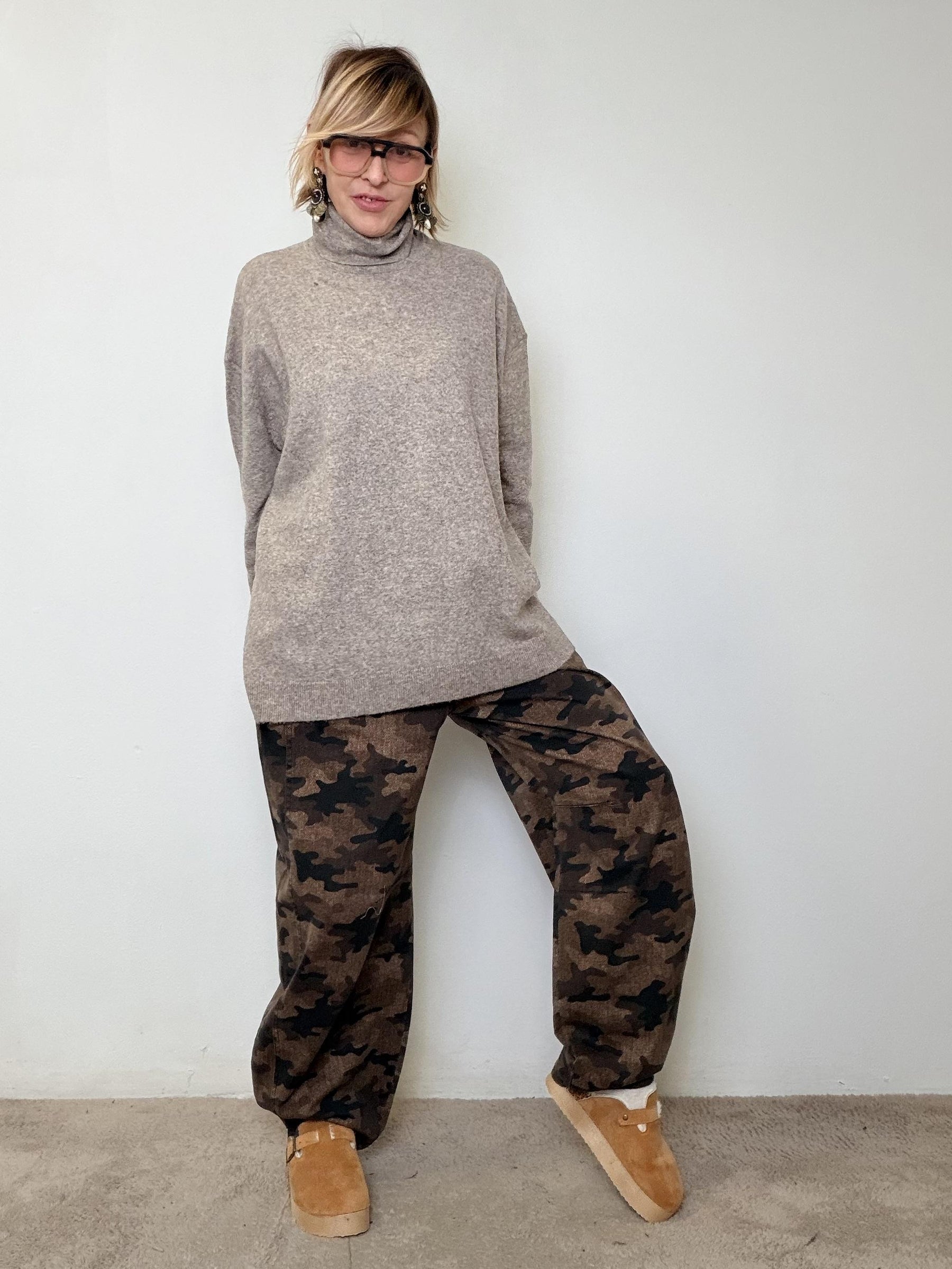 MAGLIA OVERSIZE BLACK COCOON  Minimal ma con carattere STK389/ FANGO SUSY STAR 