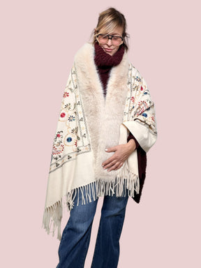 FEMALE -mantella Boho Regina  morbidezza, ricami e un tocco di magia CAPTOP/ PANNA FEMALE 