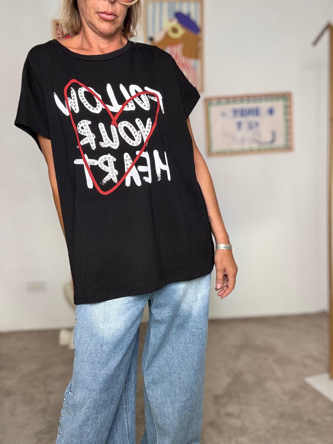 SUSY STAR - T-shirt nera donna con scritta Follow Your Heart  casual, grintosa e piena di energia STM254/ NERO SUSY STAR 