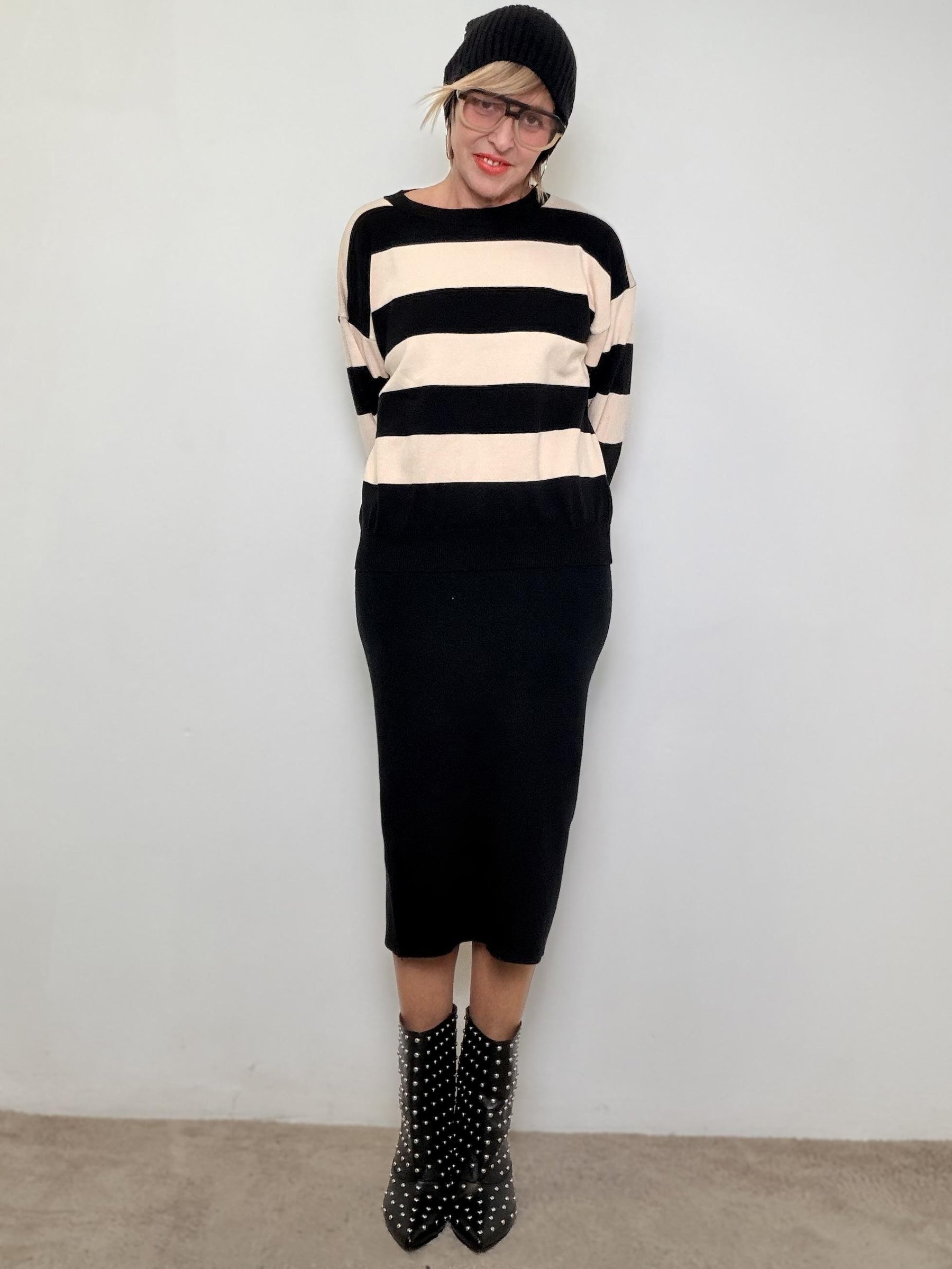 FEMALE- Gonna Effortless Knit  La maglia lunga che slancia ZS5315/ NERO FEMALE 