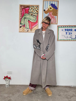 SUSY STAR - Cappotto oversize con patch: stile urban e comfort senza tempo Fango STSS3078/ FANGO SUSY STAR 