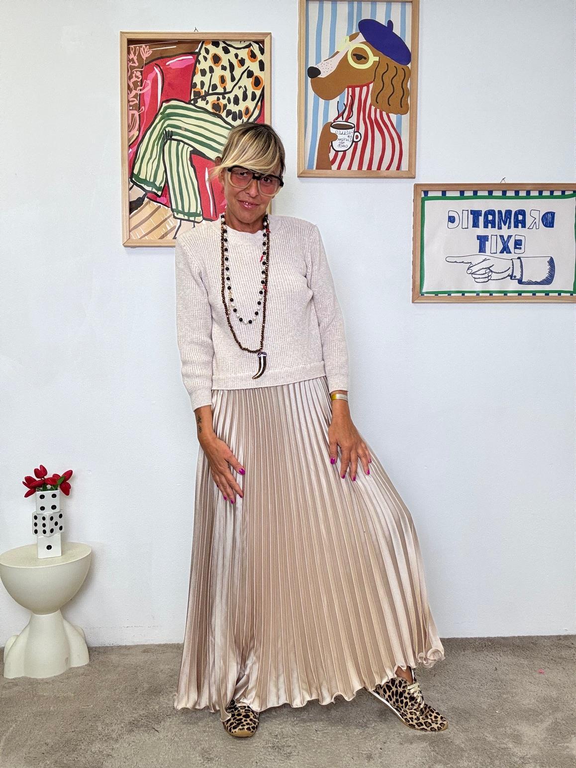 FEMALE -A bito lungo plissé: elegante, fluido e senza tempo CREMA L3M353/ CREMA FEMALE 