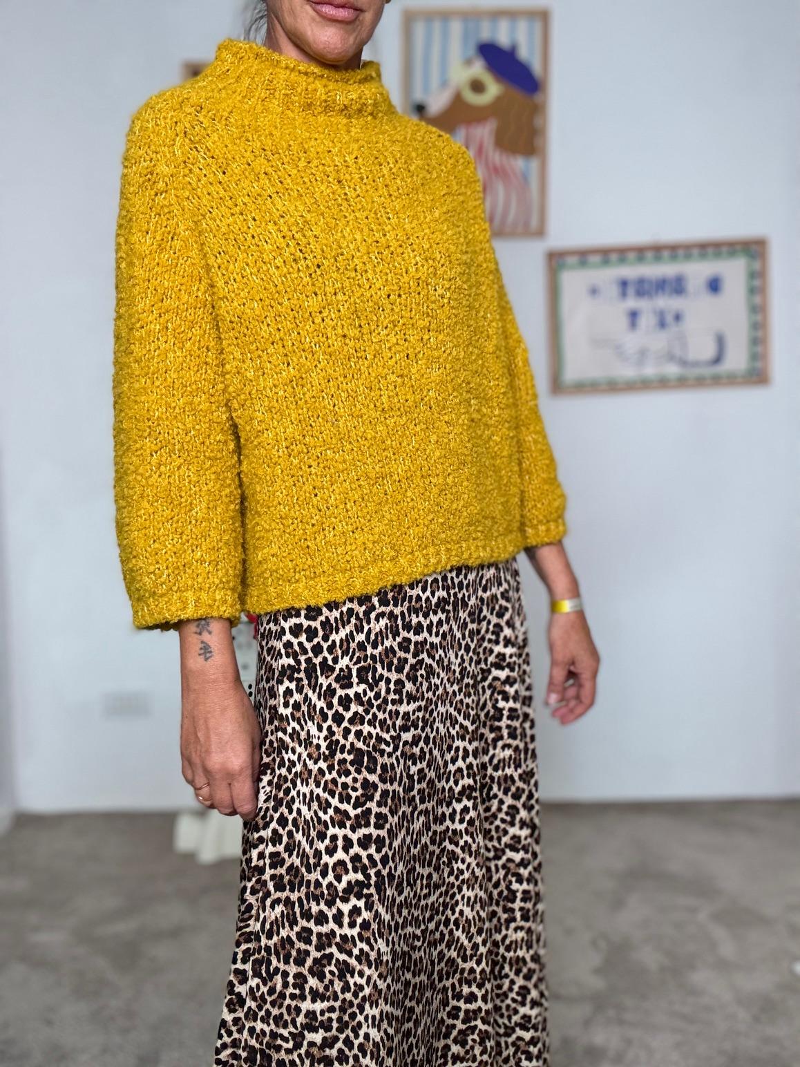 FEMALE - Maglia donna in bouclé giallo senape  morbida, calda e super trendy OCRA L19M052/ OCRA FEMALE 