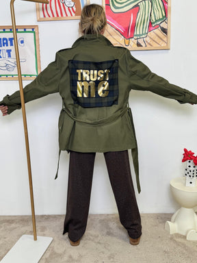 SUSY STAR - Trench Verde Militare con Patch "TRUST ME"  Statement Coat STS7262/ VERDE MILITARE SUSY STAR 